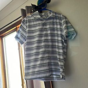 Men’s Untucked Collared Button Up